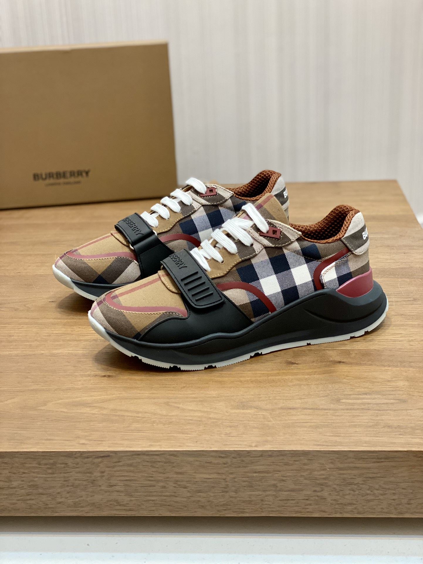 Burberry Low Shoes